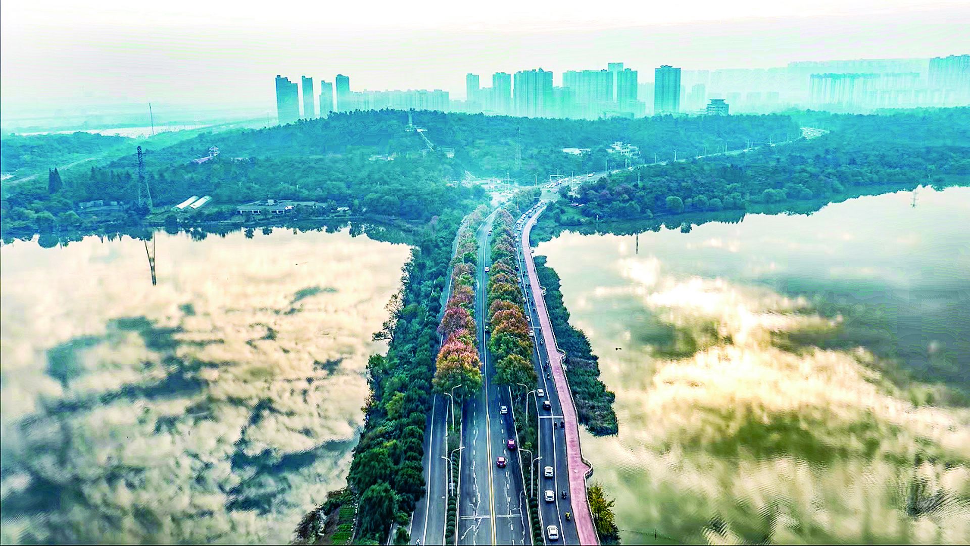 水天一色染金黄