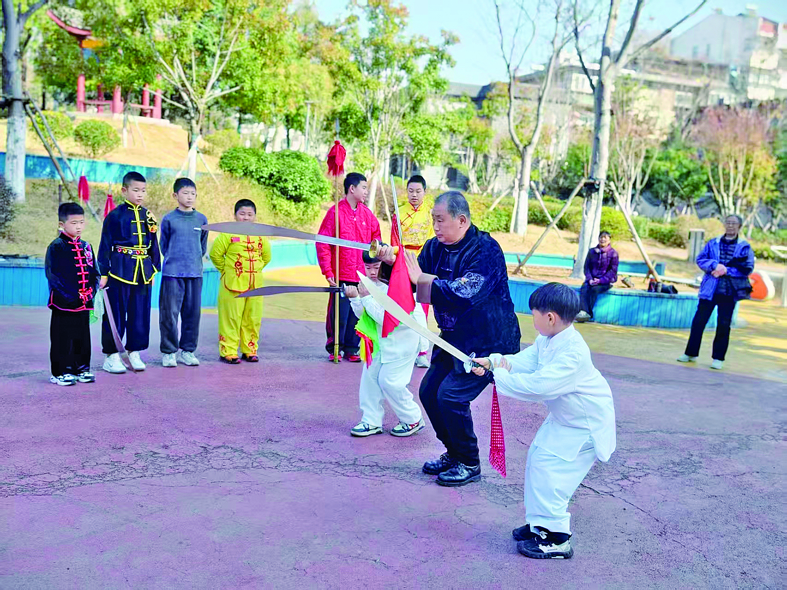 非遗武术公益课  拳脚铿锵锻炼忙