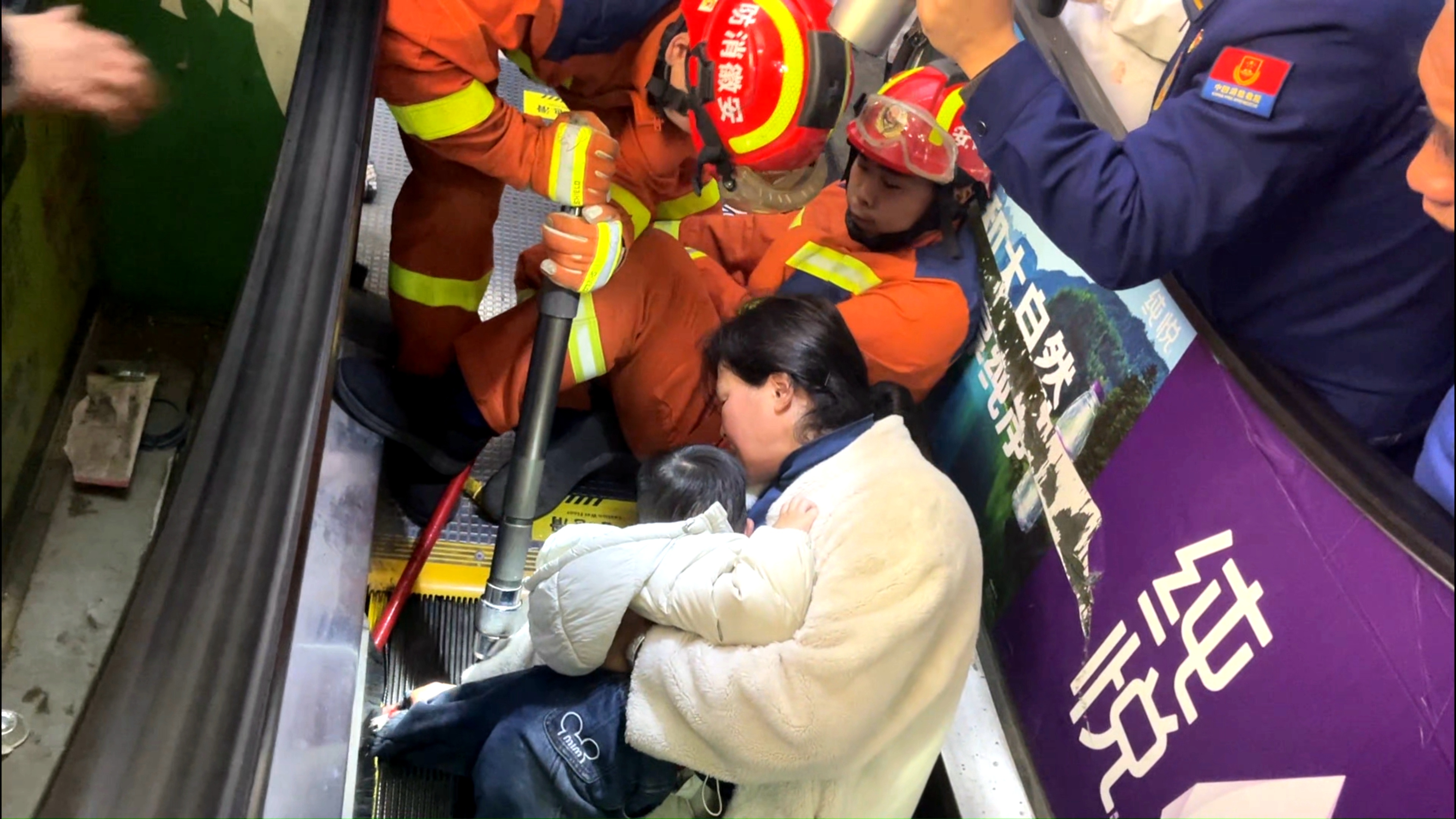 幼童脚卡自动扶梯 蚌埠消防救援脱险