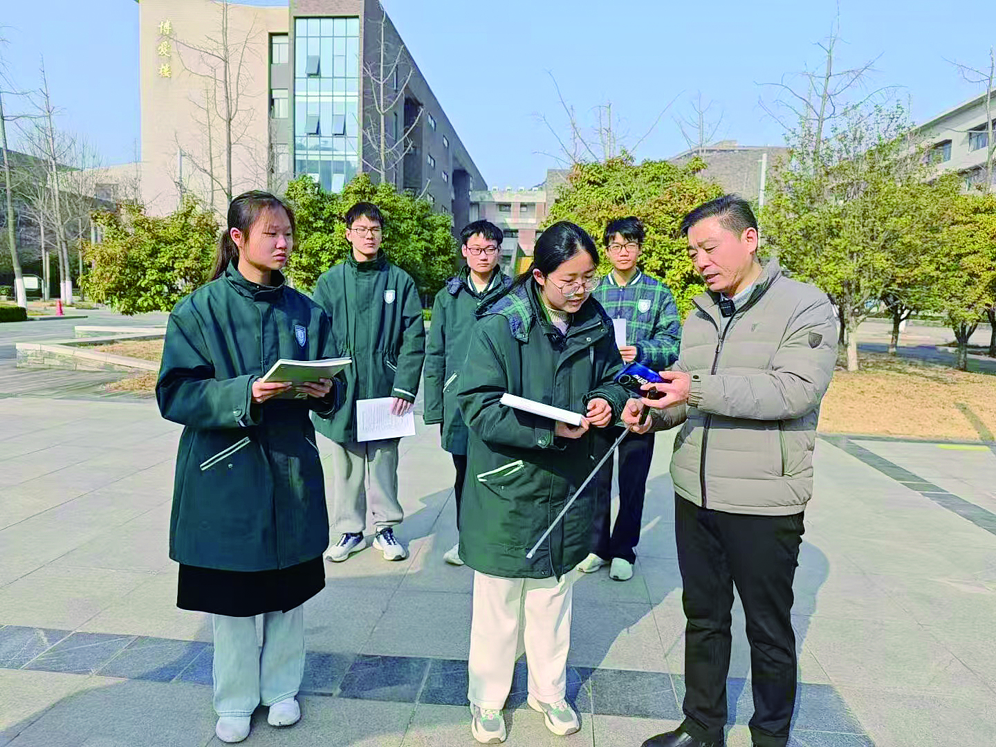 蚌埠二中教师李方平：扎根教坛数十载 潜心育人结硕果